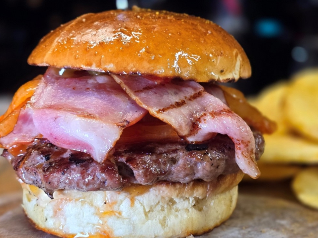 BEEF BURGER black Angus / μπέικον / cheddar / ντομάτα / μαγιονέζα / μουστάρδα /
πίκλες / B.B.Q. σως / τηγανητές πατάτες