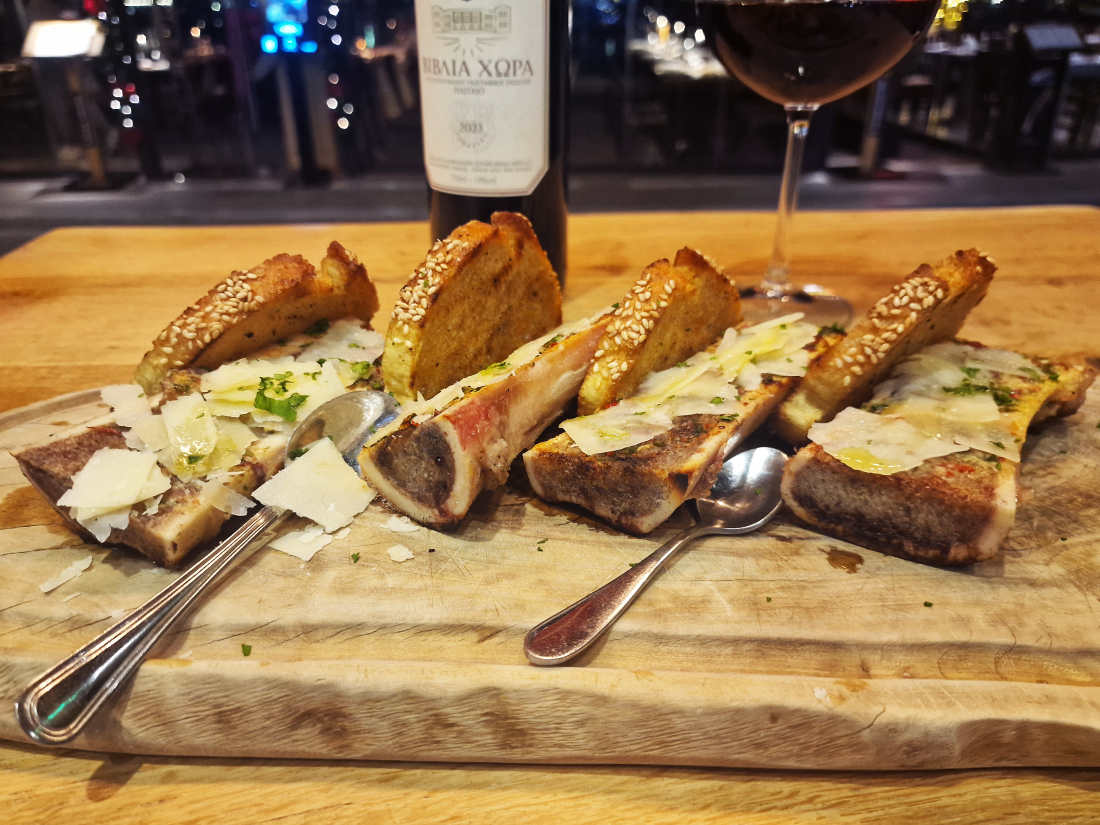 ΒΟΔΙΝΌ ΜΕΔΟΎΛΙ ΜΕ ΤΟ ΚΌΚΚΑΛΟ / ψημένο στον ξυλόφουρνο 
σκόρδο / παρμεζάνα / λάδι τρούφας / φρυγανιστό ψωμί