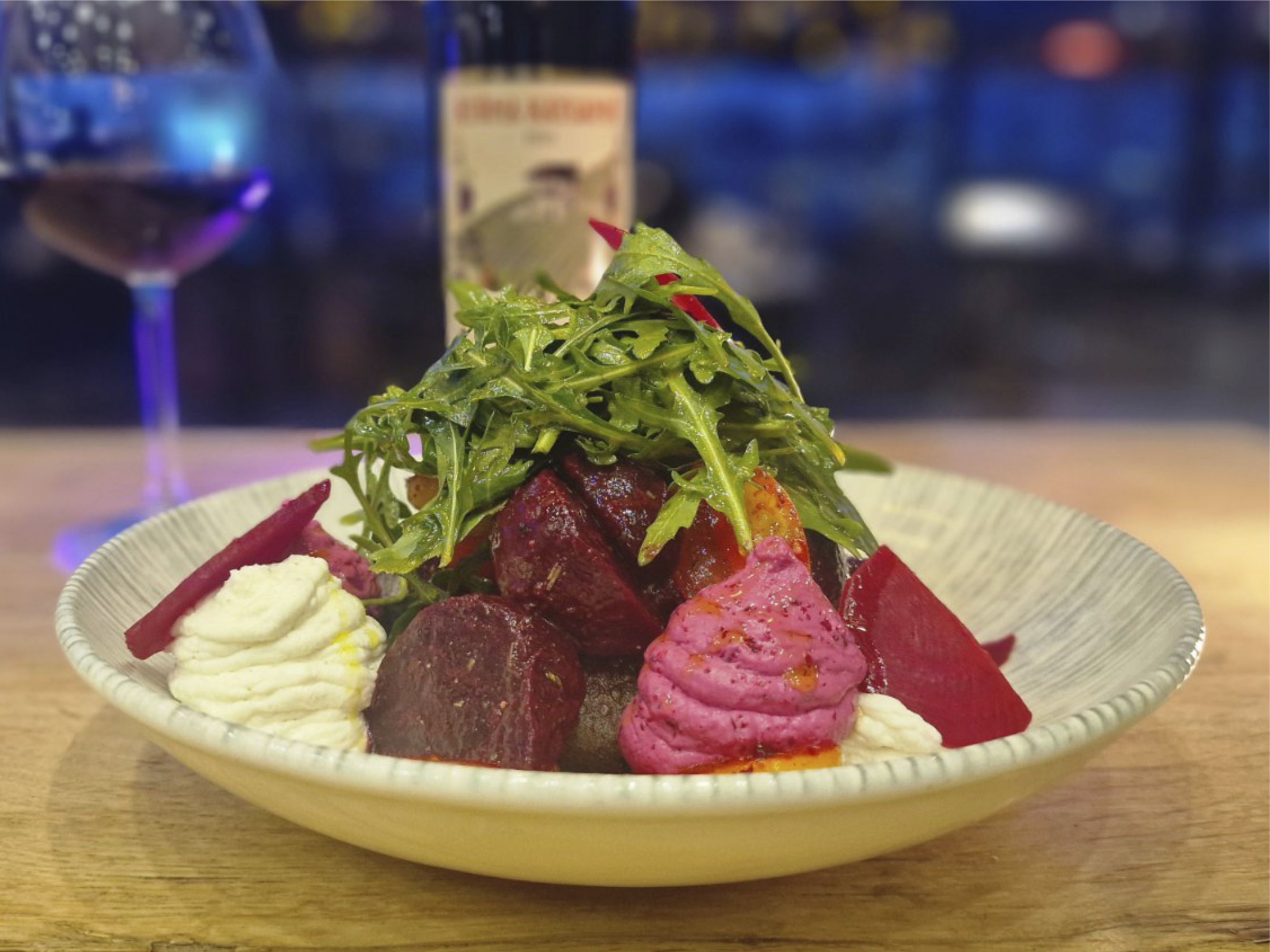 ΠΑΝΤΖΑΡΟΣΑΛΆΤΑ / ψητά πατζάρια / ντάκος από χαρούπι
μαριναρισμένα παντζάρια / ντοματίνα / ρόκα / κρέμα φέτας