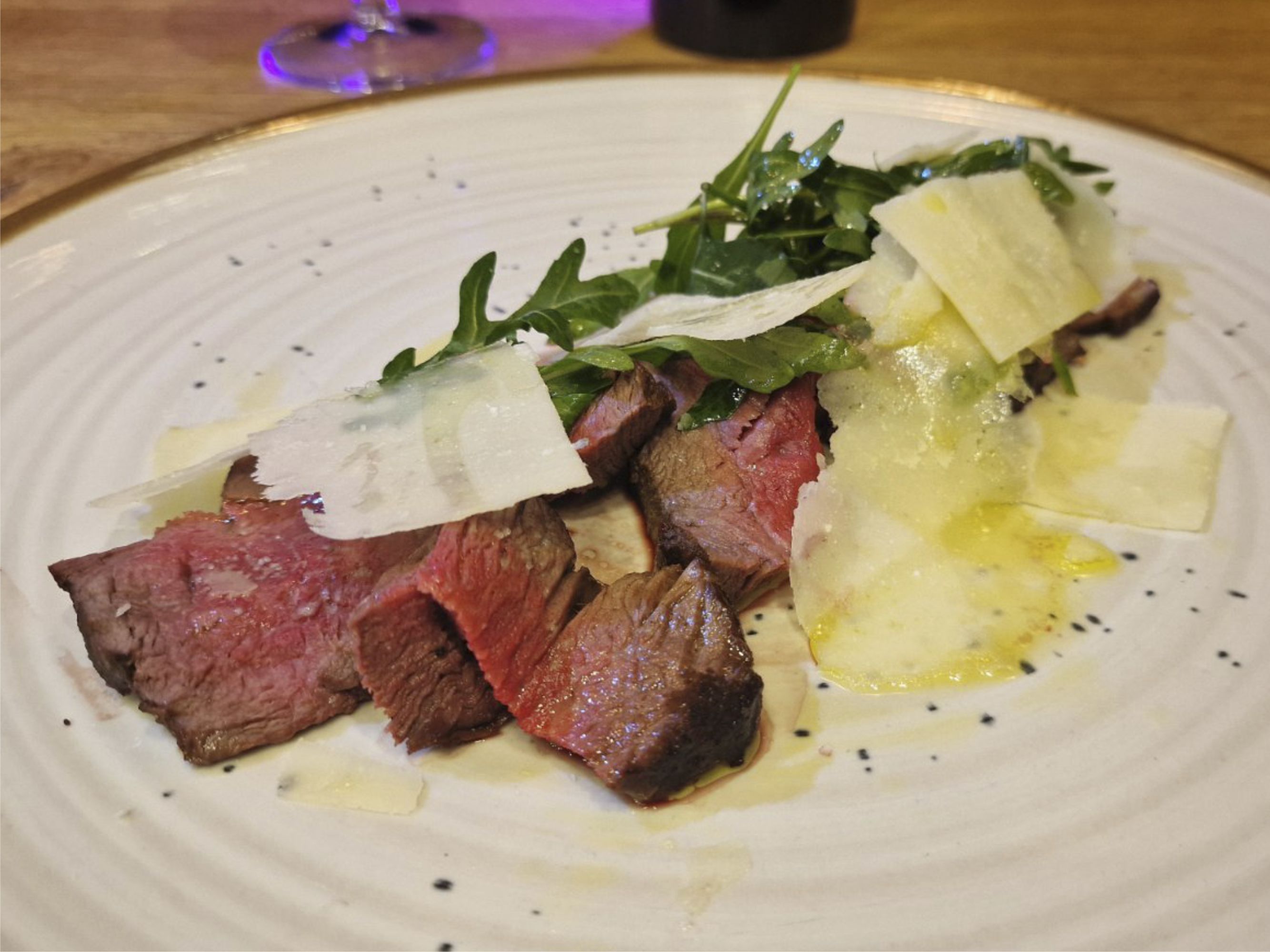 ΤΑΛΙΆΤΑ ΚΑΡΔΙΆΣ ΚΙΛΌΤΟΥ BLACK ANGUS / ρόκα / παρμεζάνα / λάδι τρούφας